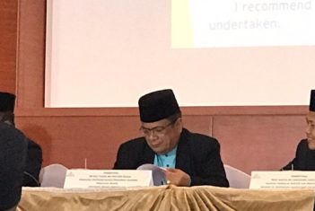 Dr. Haji Tassim presents a working paper at Majlis Ilmu 2019